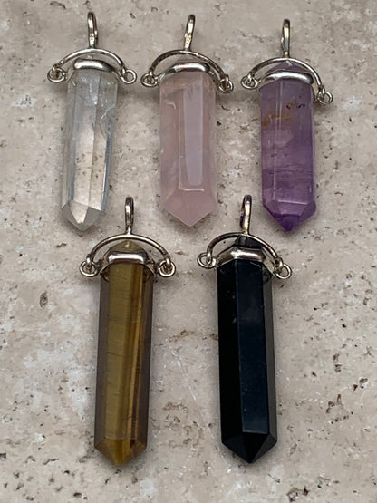 Pendentifs de cristaux 'laser' à pointe biterminée avec attache articulée, au choix : Cristal, quartz rose, améthyste, obsidienne, oeil de tigre ! De 37 millimètres x 8 millimètres de diamètre. Vendu avec cordon réglable de couleur noire !