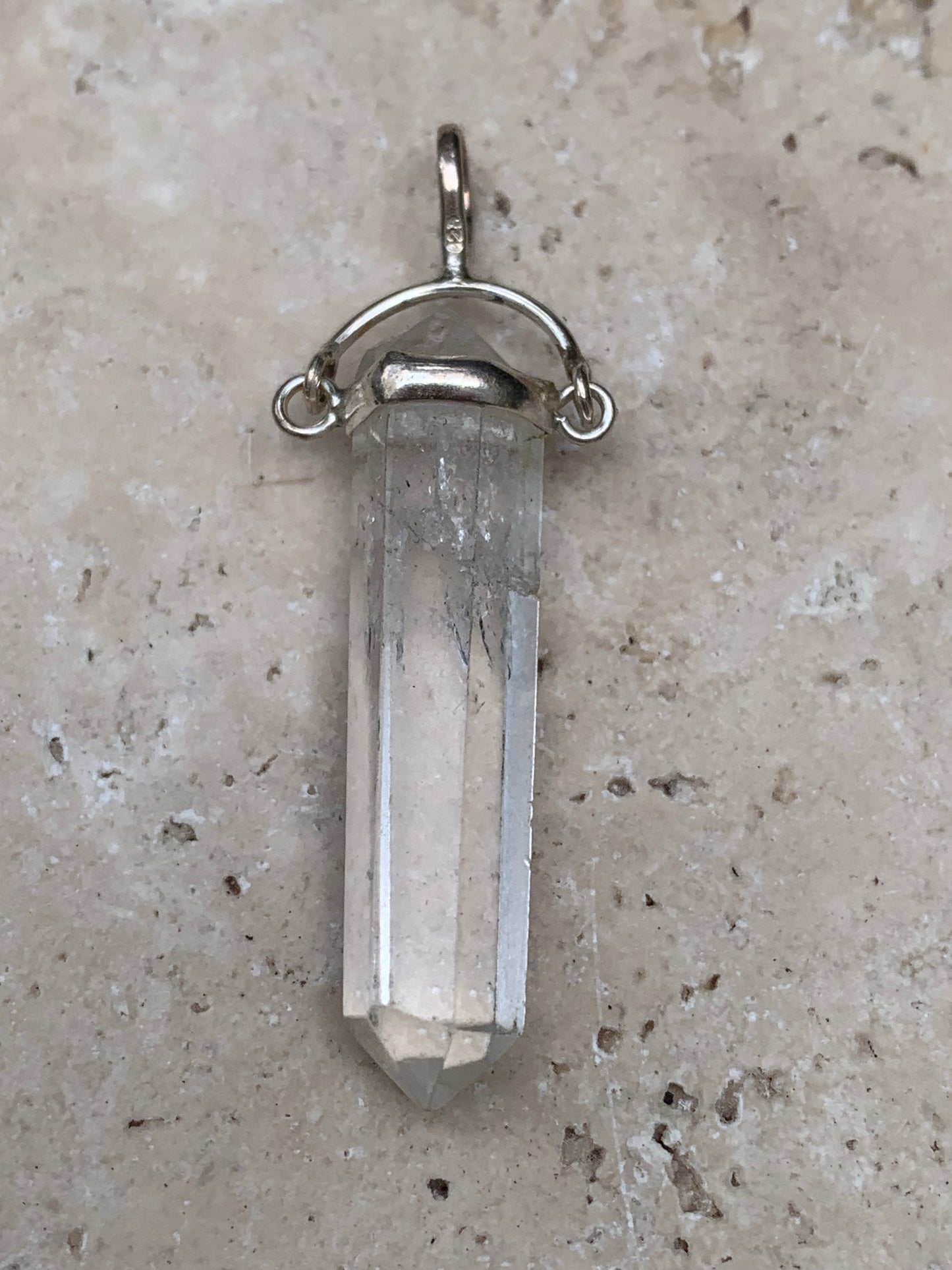 Pendentifs de cristaux 'laser' à pointe biterminée avec attache articulée, au choix : Cristal, quartz rose, améthyste, obsidienne, oeil de tigre ! De 37 millimètres x 8 millimètres de diamètre. Vendu avec cordon réglable de couleur noire !