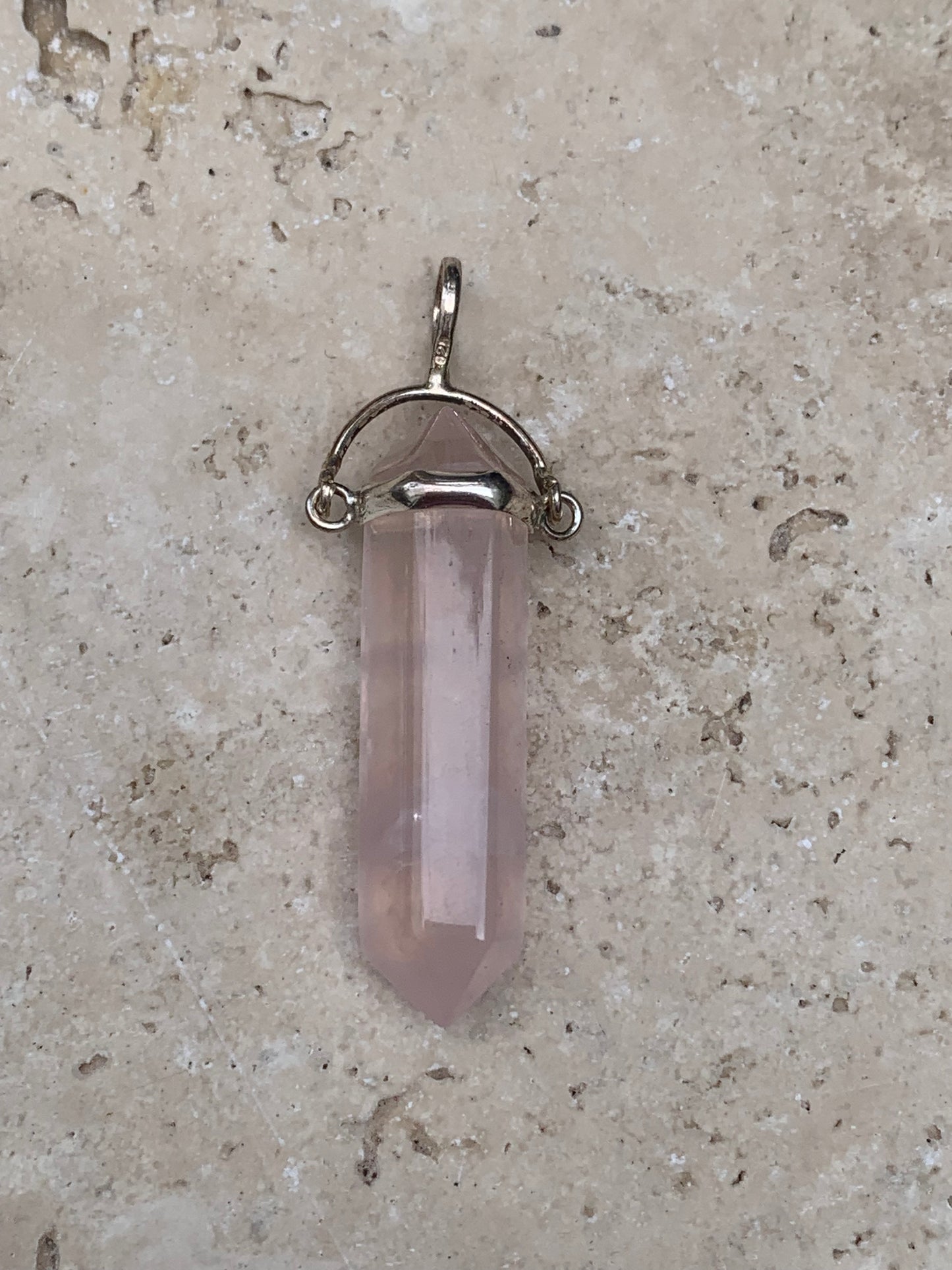 Pendentifs de cristaux 'laser' à pointe biterminée avec attache articulée, au choix : Cristal, quartz rose, améthyste, obsidienne, oeil de tigre ! De 37 millimètres x 8 millimètres de diamètre. Vendu avec cordon réglable de couleur noire !