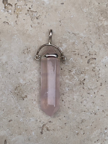 Pendentifs de cristaux 'laser' à pointe biterminée avec attache articulée, au choix : Cristal, quartz rose, améthyste, obsidienne, oeil de tigre ! De 37 millimètres x 8 millimètres de diamètre. Vendu avec cordon réglable de couleur noire !