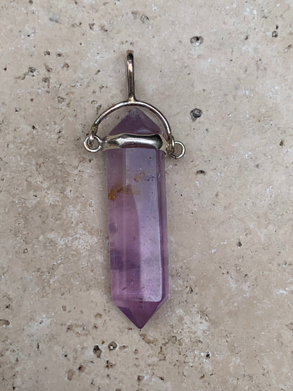 Pendentifs de cristaux 'laser' à pointe biterminée avec attache articulée, au choix : Cristal, quartz rose, améthyste, obsidienne, oeil de tigre ! De 37 millimètres x 8 millimètres de diamètre. Vendu avec cordon réglable de couleur noire !