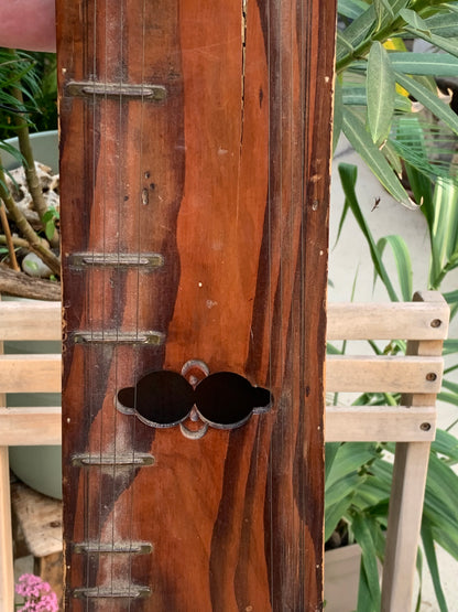 Epinette des Vosges, authentique instrument ancien en bois, prêt à jouer, livrer sans housse. 100 cm x 17 x 7 avec 5 cordes sympathique + 5 cordes de jeux !