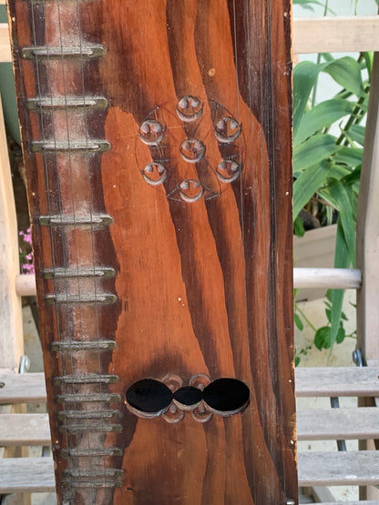 Epinette des Vosges, authentique instrument ancien en bois, prêt à jouer, livrer sans housse. 100 cm x 17 x 7 avec 5 cordes sympathique + 5 cordes de jeux !