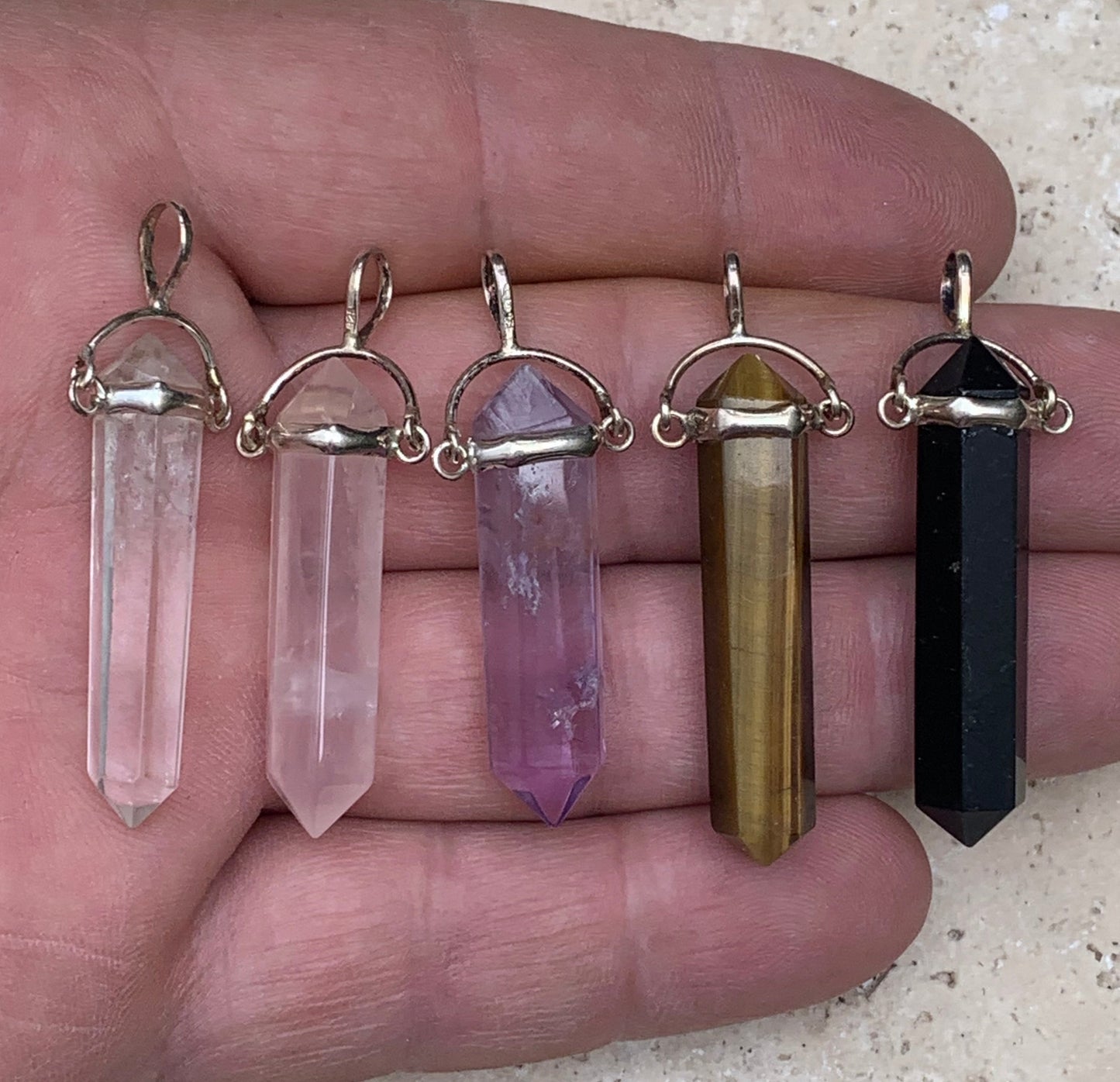 Pendentifs de cristaux 'laser' à pointe biterminée avec attache articulée, au choix : Cristal, quartz rose, améthyste, obsidienne, oeil de tigre ! De 37 millimètres x 8 millimètres de diamètre. Vendu avec cordon réglable de couleur noire !