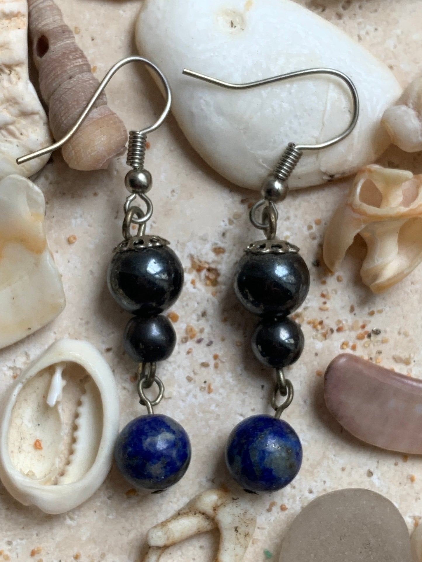 Boucles d'oreilles, collection '2 perles + 1 articulée', fait main par G & Z, en Argent, laiton argenté ou Plaqué Or (au choix), avec perles de qualité AA à AAA ! Choisissez vos perles et composez une paire à votre goût !