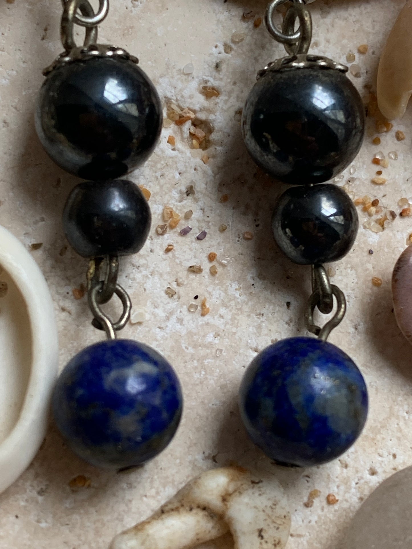 Boucles d'oreilles, collection '2 perles + 1 articulée', fait main par G & Z, en Argent, laiton argenté ou Plaqué Or (au choix), avec perles de qualité AA à AAA ! Choisissez vos perles et composez une paire à votre goût !