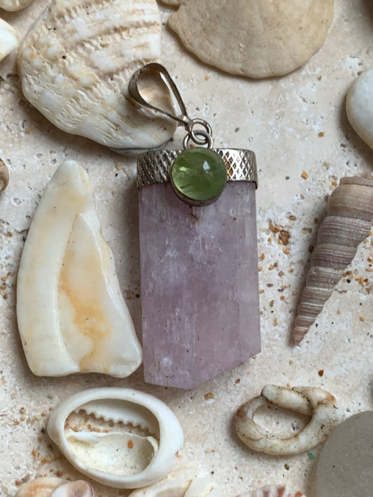 Kunzite avec péridot, pendentif sertis sur Argent ! Pièce unique de 48 millimètres de hauteur x 16 millimètres de largeur x 15 d'épaisseur. Vendu avec cordon réglable de couleur noire !