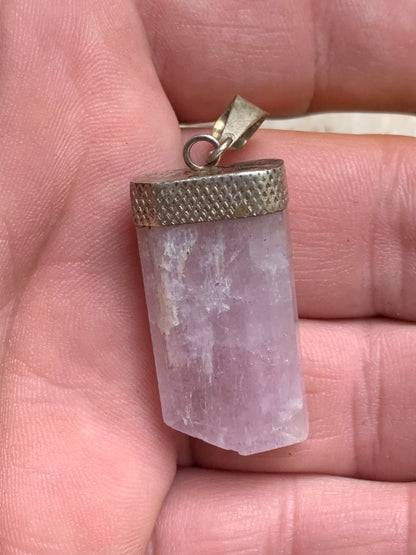 Kunzite avec péridot, pendentif sertis sur Argent ! Pièce unique de 48 millimètres de hauteur x 16 millimètres de largeur x 15 d'épaisseur. Vendu avec cordon réglable de couleur noire !