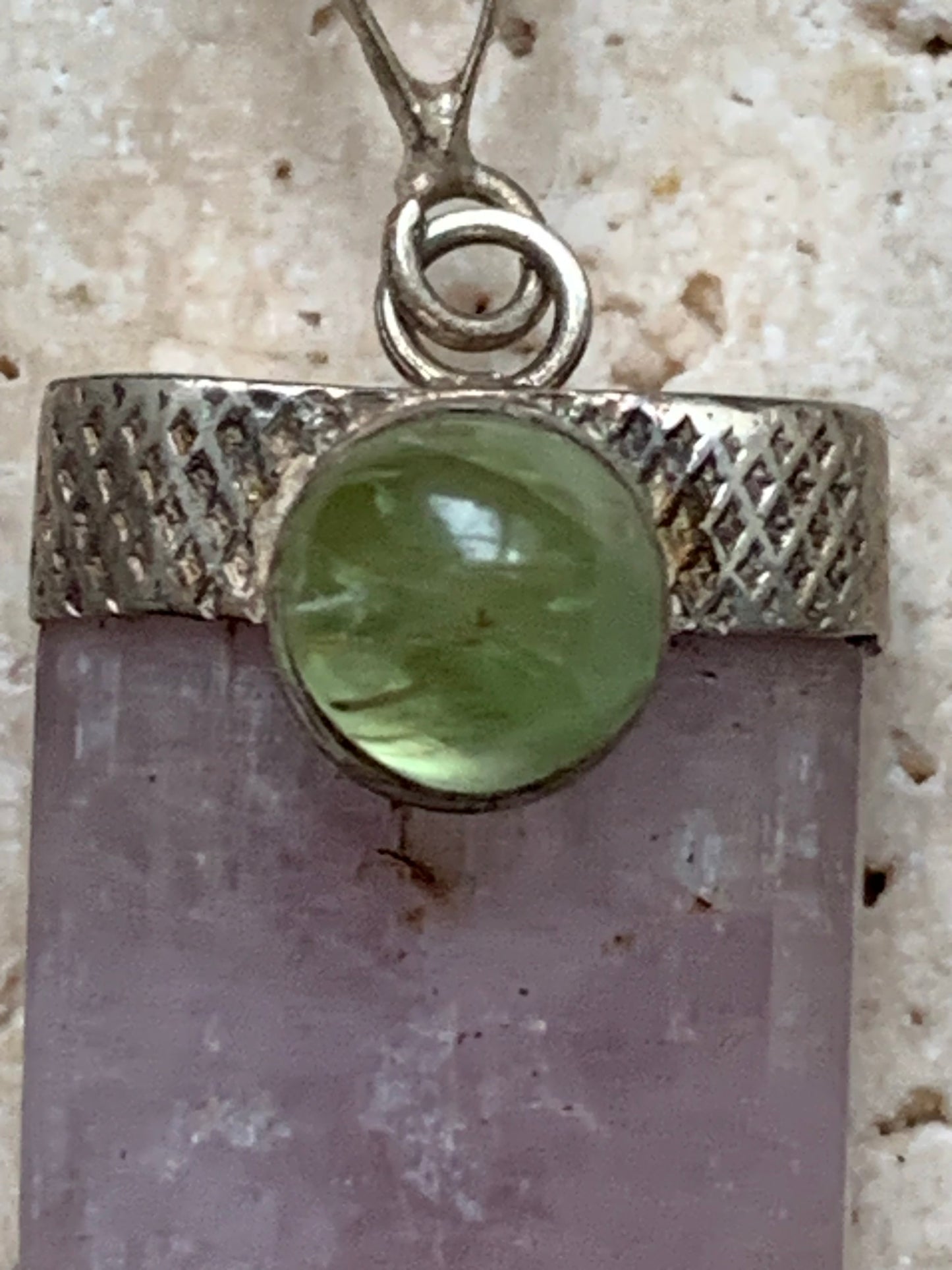Kunzite avec péridot, pendentif sertis sur Argent ! Pièce unique de 48 millimètres de hauteur x 16 millimètres de largeur x 15 d'épaisseur. Vendu avec cordon réglable de couleur noire !