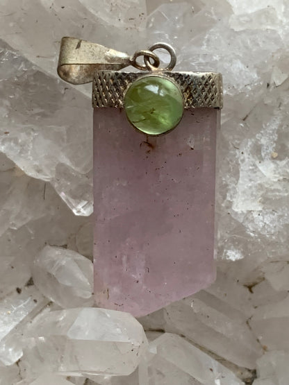 Kunzite avec péridot, pendentif sertis sur Argent ! Pièce unique de 48 millimètres de hauteur x 16 millimètres de largeur x 15 d'épaisseur. Vendu avec cordon réglable de couleur noire !