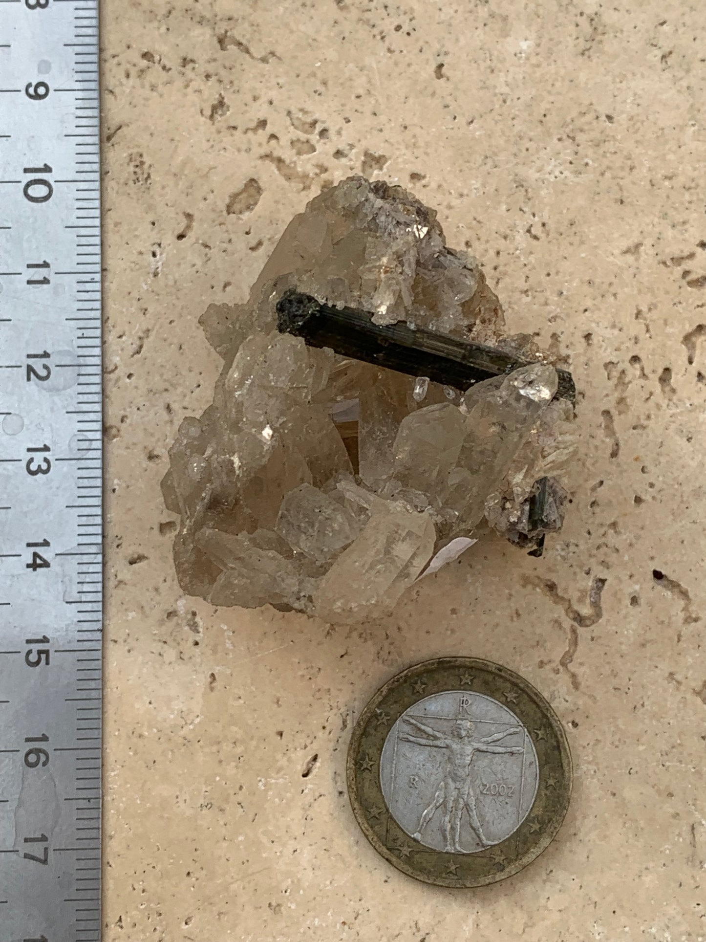 Tourmaline verte/ Verdélite sur cristal de quartz, spécimen naturel de 47 x 40 x 36 mm - 38,7 grammes environ. Magnifique pièce de verdélite au milieu de cristaux de quartz facettés !