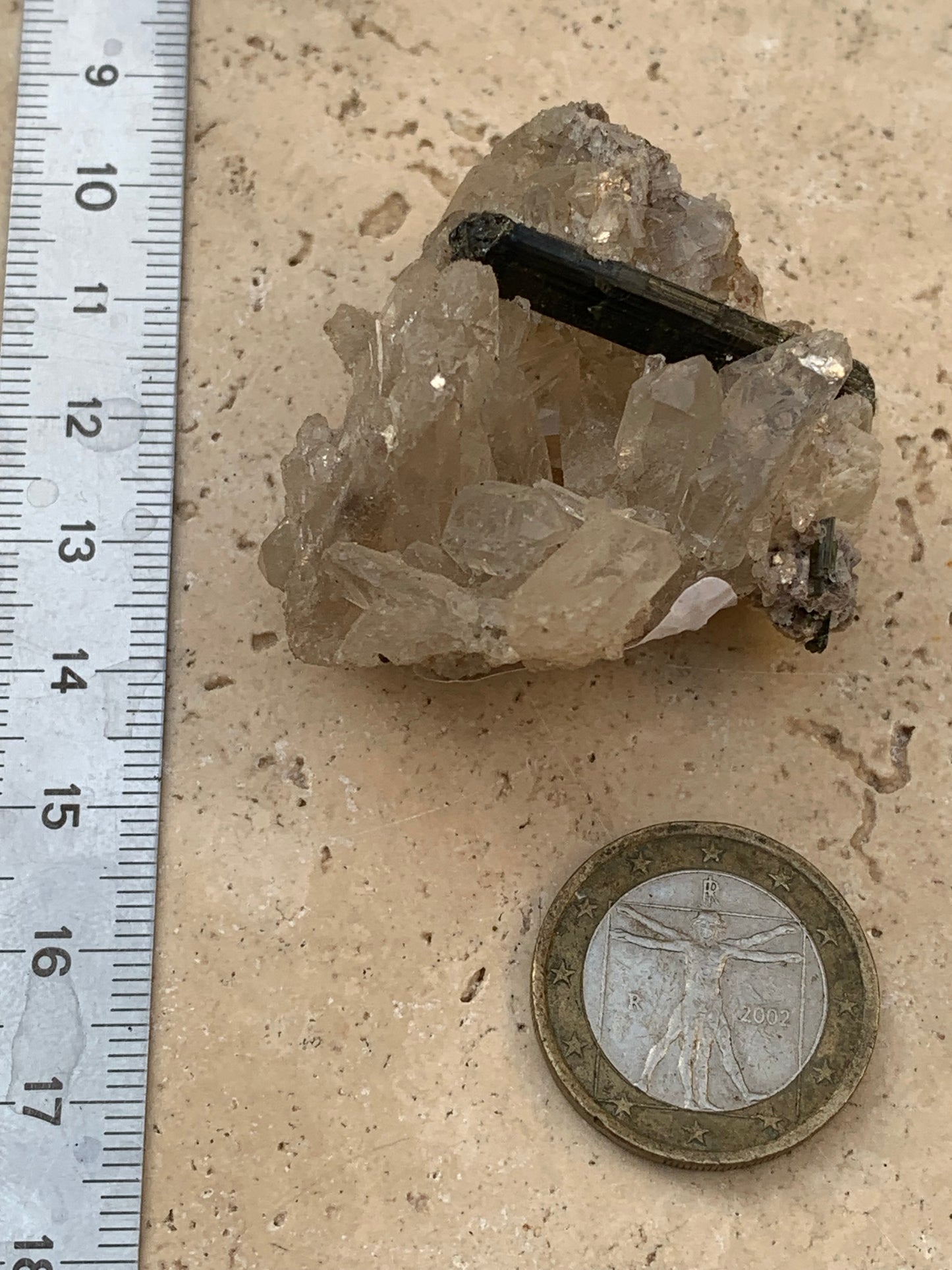 Tourmaline verte/ Verdélite sur cristal de quartz, spécimen naturel de 47 x 40 x 36 mm - 38,7 grammes environ. Magnifique pièce de verdélite au milieu de cristaux de quartz facettés !