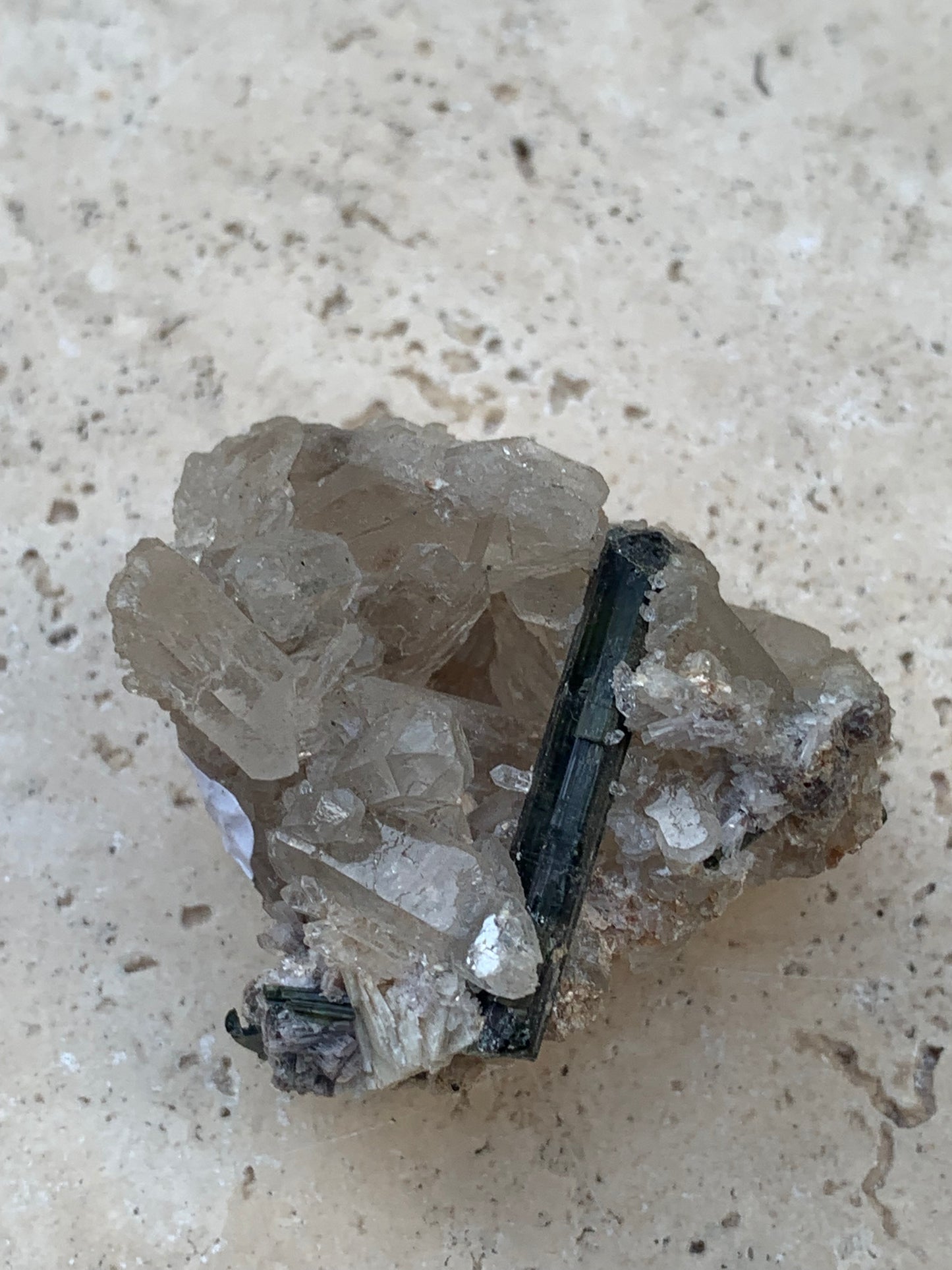 Tourmaline verte/ Verdélite sur cristal de quartz, spécimen naturel de 47 x 40 x 36 mm - 38,7 grammes environ. Magnifique pièce de verdélite au milieu de cristaux de quartz facettés !