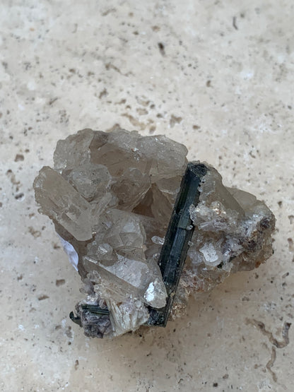 Tourmaline verte/ Verdélite sur cristal de quartz, spécimen naturel de 47 x 40 x 36 mm - 38,7 grammes environ. Magnifique pièce de verdélite au milieu de cristaux de quartz facettés !