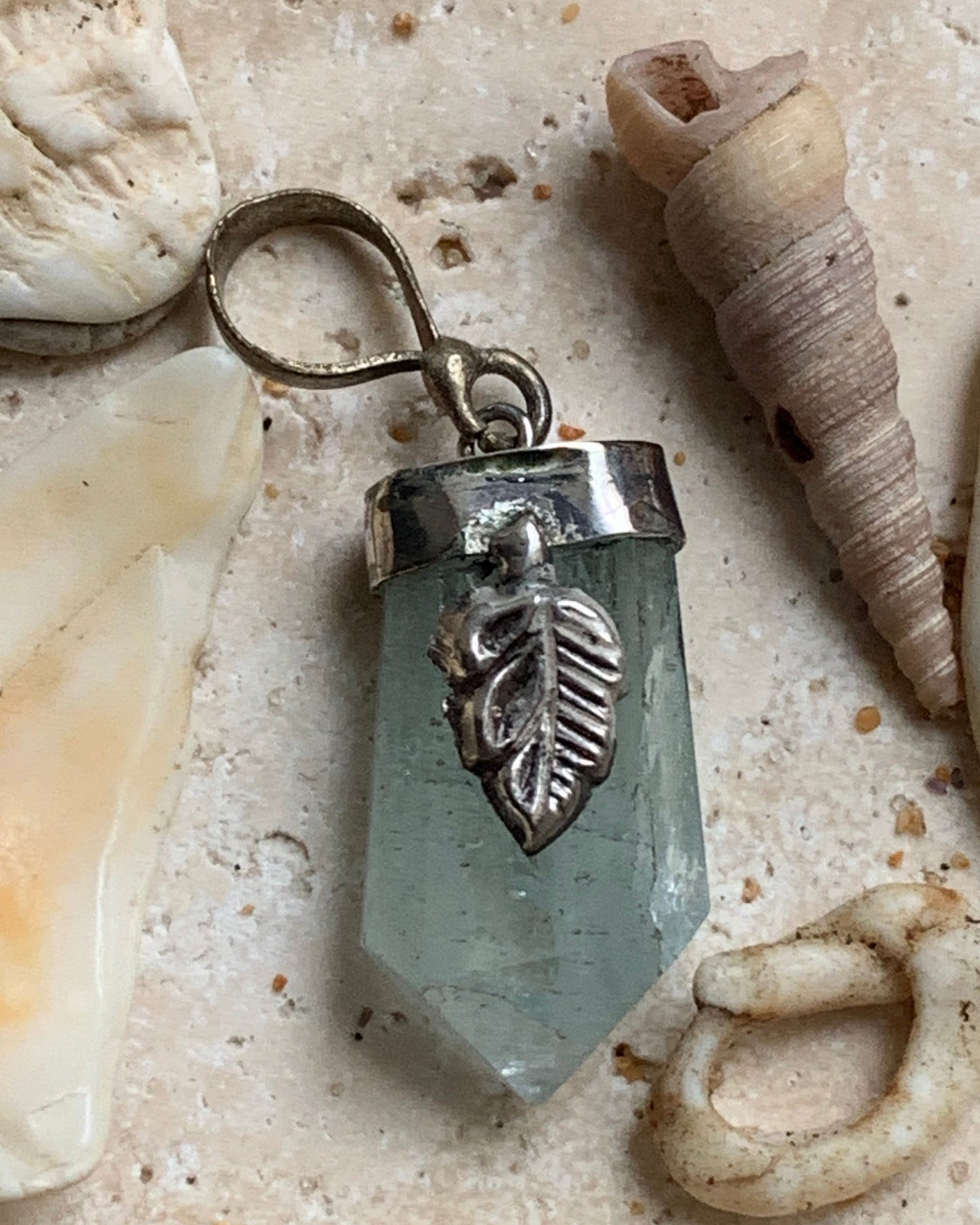 Aigue-marine, pendentif Argent avec fantaisie en métal ! Pièce unique de 38mmx12 x 12. Vendu avec cordon réglable de couleur noire. Fait au Pakistan !
