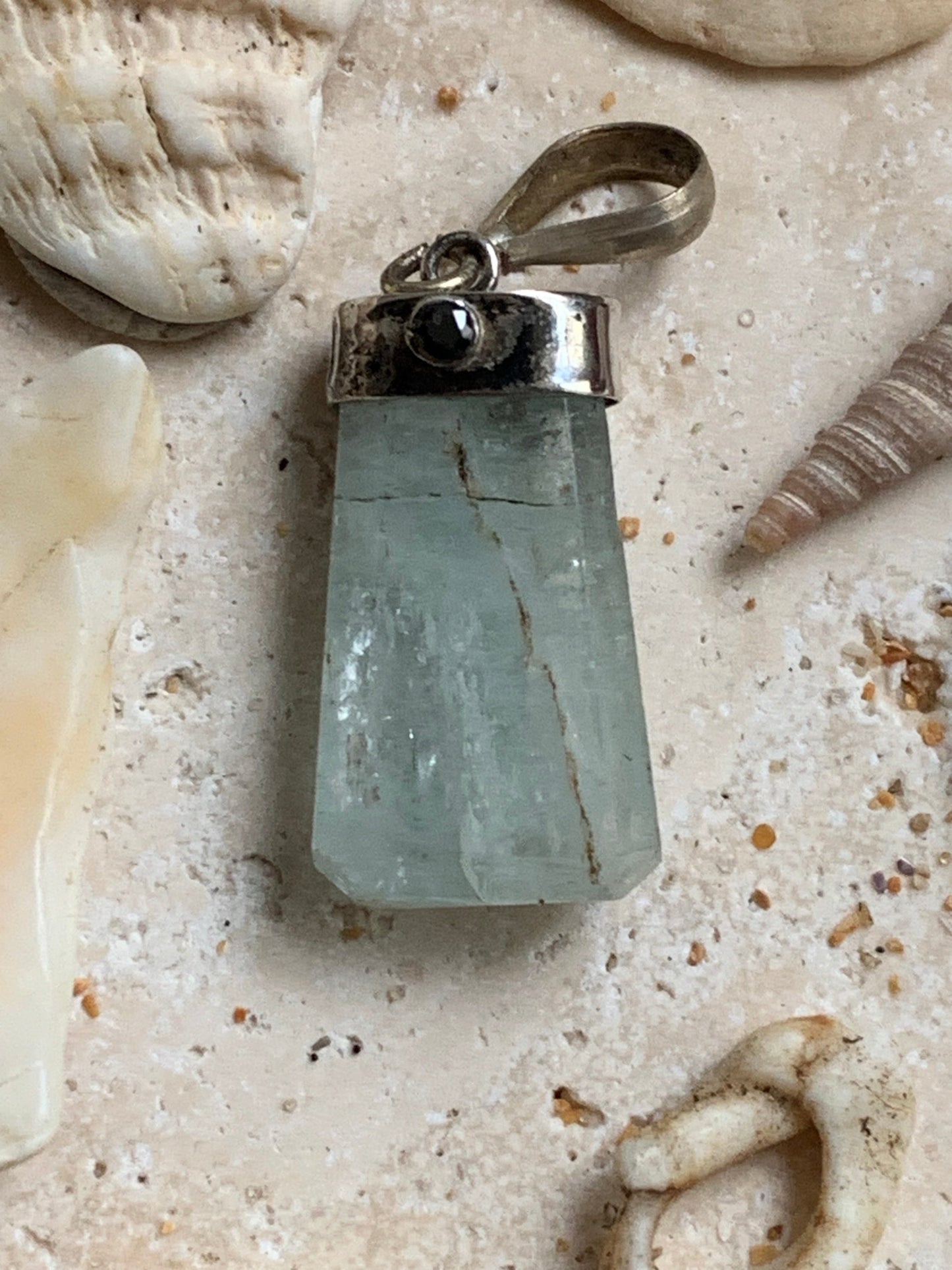 Aigue-marine, pendentif sertis sur Argent avec tourmaline noire sertis ! Pièce unique de 38 millimètres de hauteur x 12 millimètres de largeur x 8 d'épaisseur. Vendu avec cordon réglable de couleur noire. Fait au Pakistan !