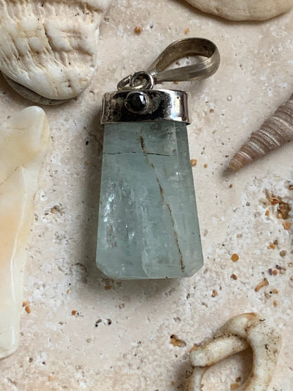 Aigue-marine, pendentif sertis sur Argent avec tourmaline noire sertis ! Pièce unique de 38 millimètres de hauteur x 12 millimètres de largeur x 8 d'épaisseur. Vendu avec cordon réglable de couleur noire. Fait au Pakistan !