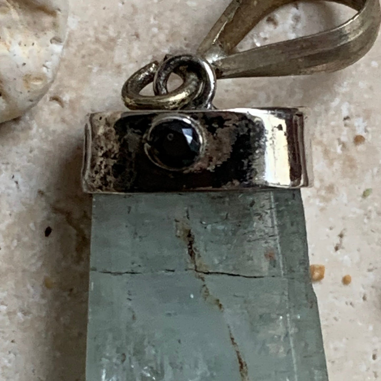 Aigue-marine, pendentif sertis sur Argent avec tourmaline noire sertis ! Pièce unique de 38 millimètres de hauteur x 12 millimètres de largeur x 8 d'épaisseur. Vendu avec cordon réglable de couleur noire. Fait au Pakistan !