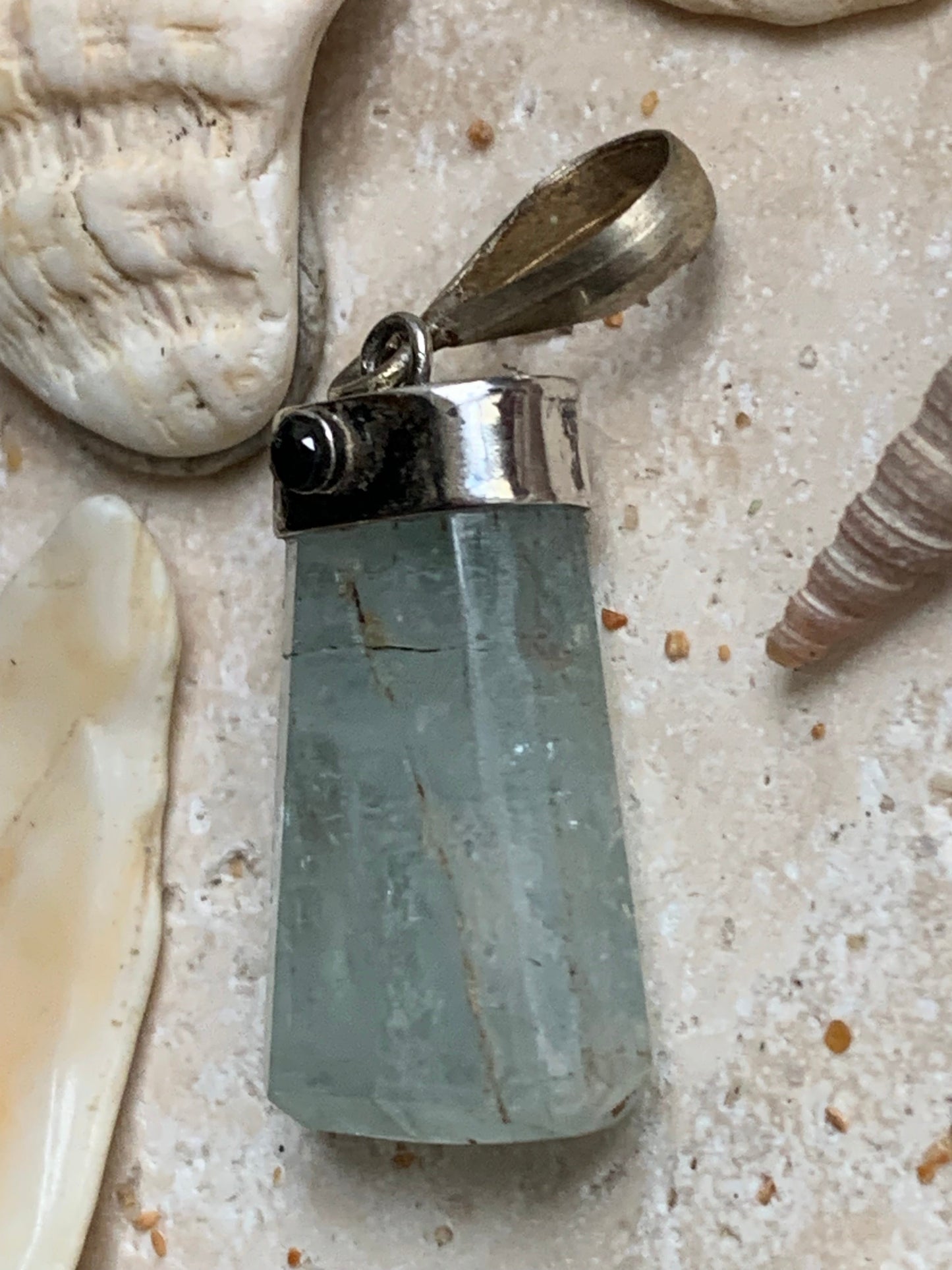 Aigue-marine, pendentif sertis sur Argent avec tourmaline noire sertis ! Pièce unique de 38 millimètres de hauteur x 12 millimètres de largeur x 8 d'épaisseur. Vendu avec cordon réglable de couleur noire. Fait au Pakistan !