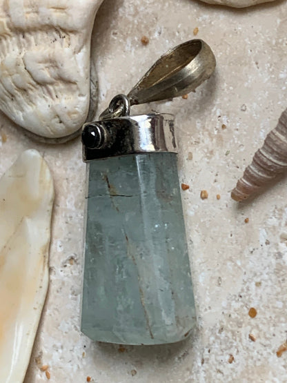 Aigue-marine, pendentif sertis sur Argent avec tourmaline noire sertis ! Pièce unique de 38 millimètres de hauteur x 12 millimètres de largeur x 8 d'épaisseur. Vendu avec cordon réglable de couleur noire. Fait au Pakistan !