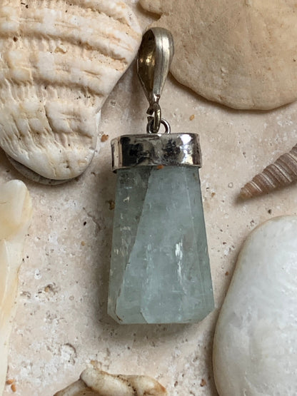 Aigue-marine, pendentif sertis sur Argent avec tourmaline noire sertis ! Pièce unique de 38 millimètres de hauteur x 12 millimètres de largeur x 8 d'épaisseur. Vendu avec cordon réglable de couleur noire. Fait au Pakistan !