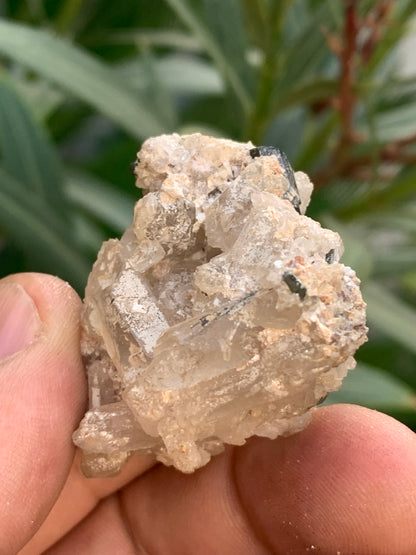 Tourmaline verte/ Verdélite sur cristal de quartz, spécimen naturel de 47 x 40 x 36 mm - 38,7 grammes environ. Magnifique pièce de verdélite au milieu de cristaux de quartz facettés !