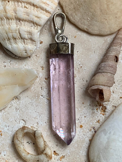 Kunzite naturelle, pendentif sertis sur Argent ! Pièce unique de 44 millimètres x 5 x 8. Vendu avec cordon réglable de couleur noire !