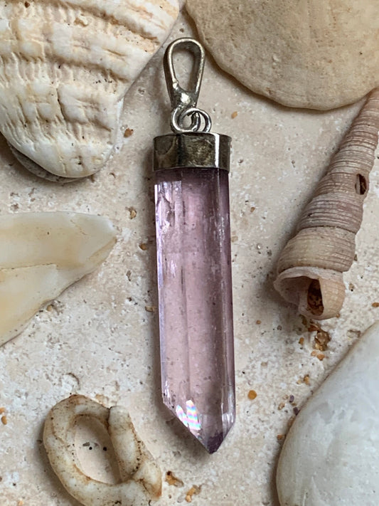 Kunzite naturelle, pendentif sertis sur Argent ! Pièce unique de 44 millimètres x 5 x 8. Vendu avec cordon réglable de couleur noire !