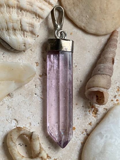 Kunzite naturelle, pendentif sertis sur Argent ! Pièce unique de 44 millimètres x 5 x 8. Vendu avec cordon réglable de couleur noire !