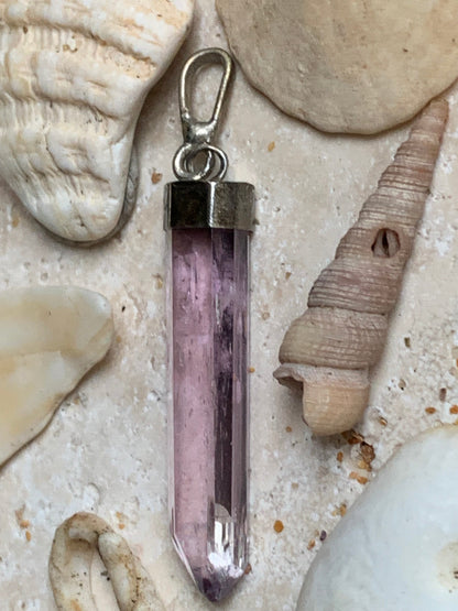 Kunzite naturelle, pendentif sertis sur Argent ! Pièce unique de 44 millimètres x 5 x 8. Vendu avec cordon réglable de couleur noire !
