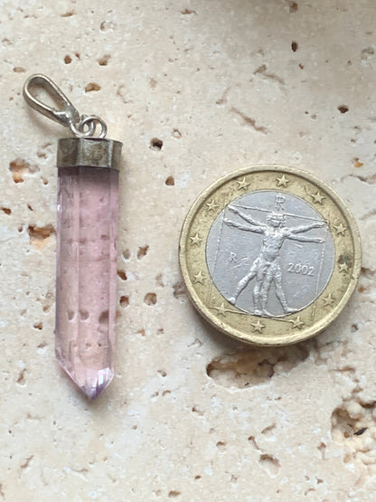 Kunzite naturelle, pendentif sertis sur Argent ! Pièce unique de 44 millimètres x 5 x 8. Vendu avec cordon réglable de couleur noire !
