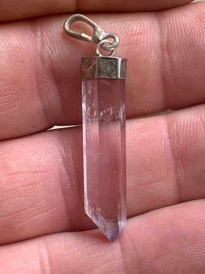 Kunzite naturelle, pendentif sertis sur Argent ! Pièce unique de 44 millimètres x 5 x 8. Vendu avec cordon réglable de couleur noire !