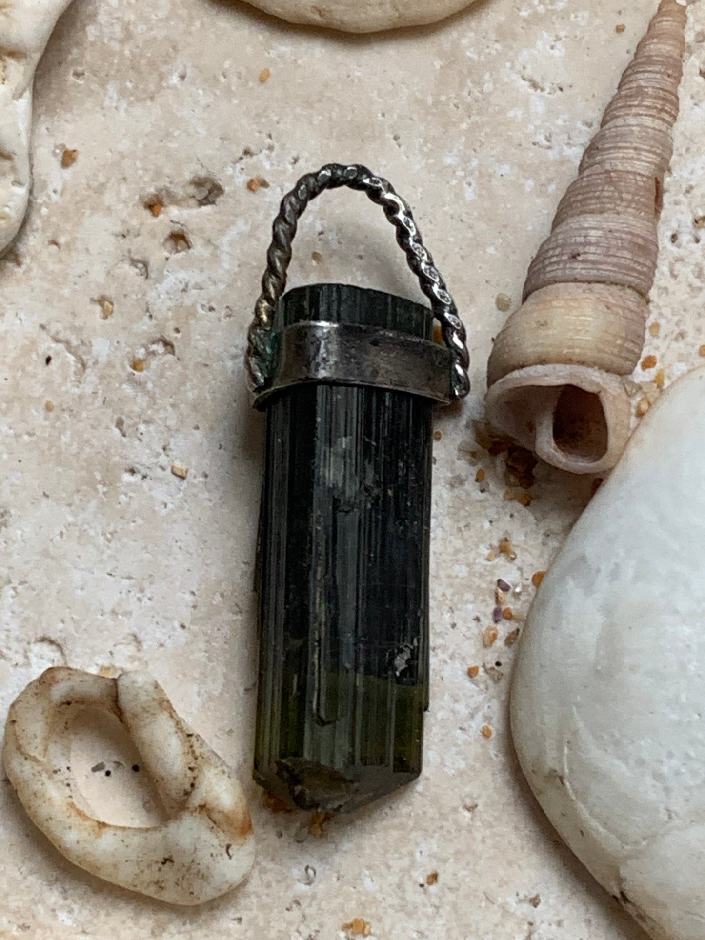 Tourmaline verte ou Verdélite ! Pièce unique en Argent de 32 millimètres de hauteur x 9 millimètres de largeur x 8 d'épaisseur. Vendu avec cordon réglable de couleur noire. Fait par Gen & Zen !