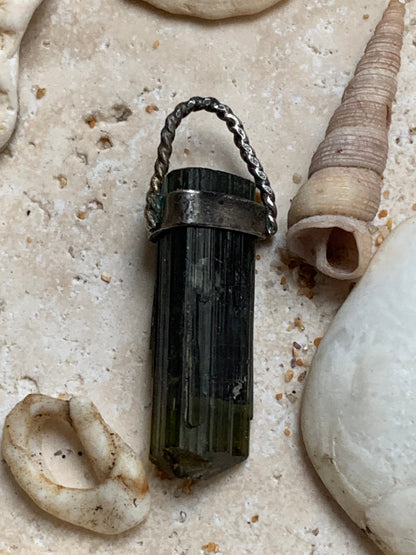Tourmaline verte ou Verdélite ! Pièce unique en Argent de 32 millimètres de hauteur x 9 millimètres de largeur x 8 d'épaisseur. Vendu avec cordon réglable de couleur noire. Fait par Gen & Zen !