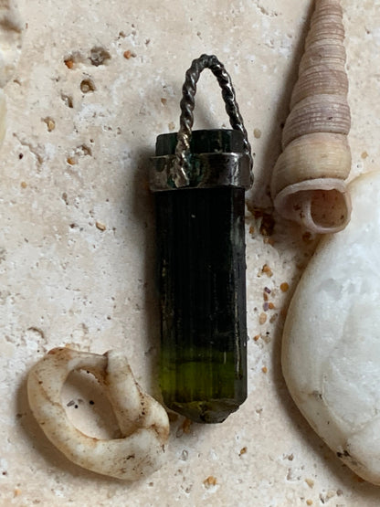 Tourmaline verte ou Verdélite ! Pièce unique en Argent de 32 millimètres de hauteur x 9 millimètres de largeur x 8 d'épaisseur. Vendu avec cordon réglable de couleur noire. Fait par Gen & Zen !