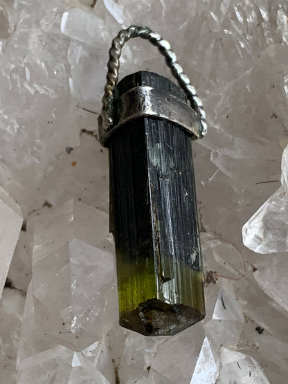 Tourmaline verte ou Verdélite ! Pièce unique en Argent de 32 millimètres de hauteur x 9 millimètres de largeur x 8 d'épaisseur. Vendu avec cordon réglable de couleur noire. Fait par Gen & Zen !
