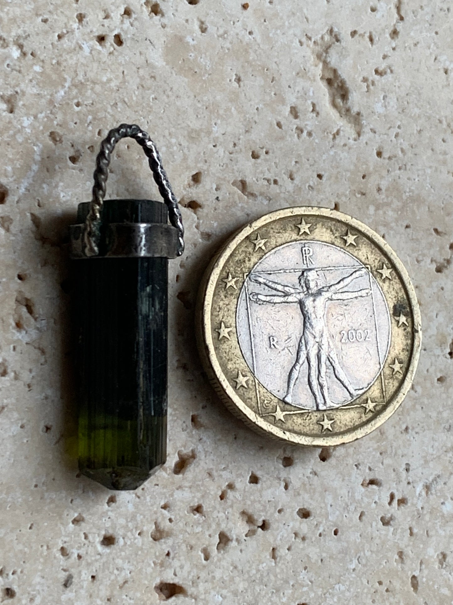 Tourmaline verte ou Verdélite ! Pièce unique en Argent de 32 millimètres de hauteur x 9 millimètres de largeur x 8 d'épaisseur. Vendu avec cordon réglable de couleur noire. Fait par Gen & Zen !