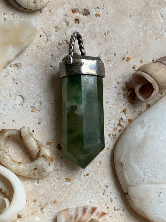 Jade ! Pendentif unique en Argent d'une pierre rare, 32 mm de hauteur x 6 de largeur x 5 d'épaisseur. Vendu avec cordon réglable de couleur noire. Fait par Gen & Zen !