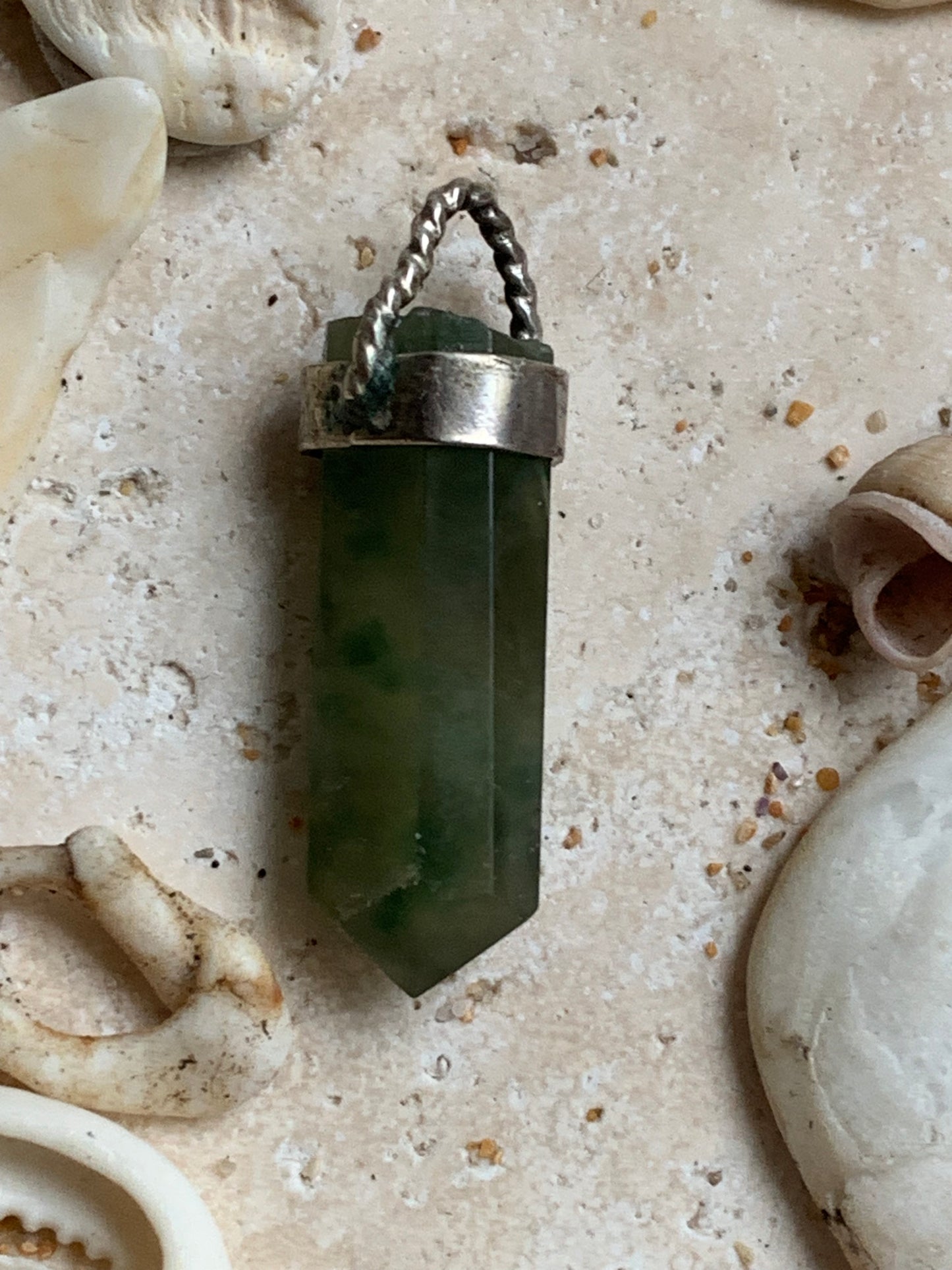 Jade ! Pendentif unique en Argent d'une pierre rare, 32 mm de hauteur x 6 de largeur x 5 d'épaisseur. Vendu avec cordon réglable de couleur noire. Fait par Gen & Zen !