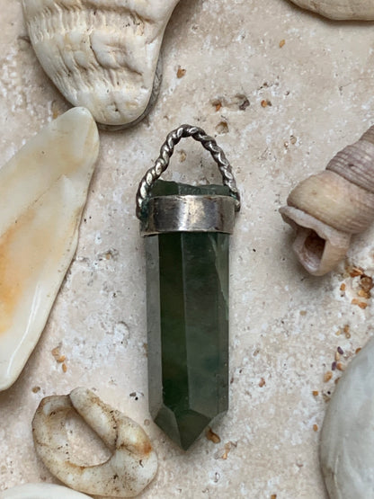 Jade ! Pendentif unique en Argent d'une pierre rare, 32 mm de hauteur x 6 de largeur x 5 d'épaisseur. Vendu avec cordon réglable de couleur noire. Fait par Gen & Zen !