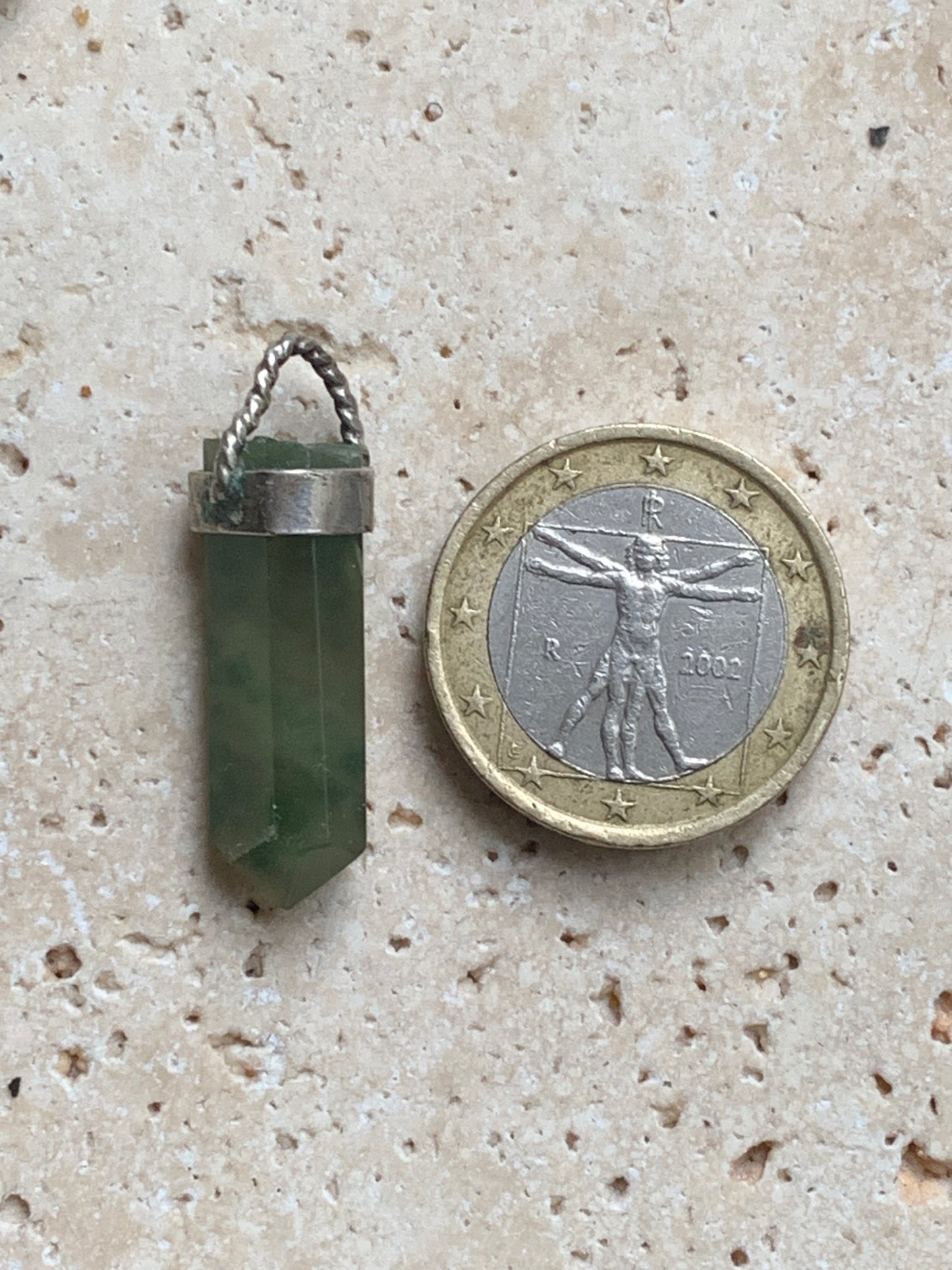 Jade ! Pendentif unique en Argent d'une pierre rare, 32 mm de hauteur x 6 de largeur x 5 d'épaisseur. Vendu avec cordon réglable de couleur noire. Fait par Gen & Zen !