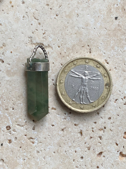 Jade ! Pendentif unique en Argent d'une pierre rare, 32 mm de hauteur x 6 de largeur x 5 d'épaisseur. Vendu avec cordon réglable de couleur noire. Fait par Gen & Zen !