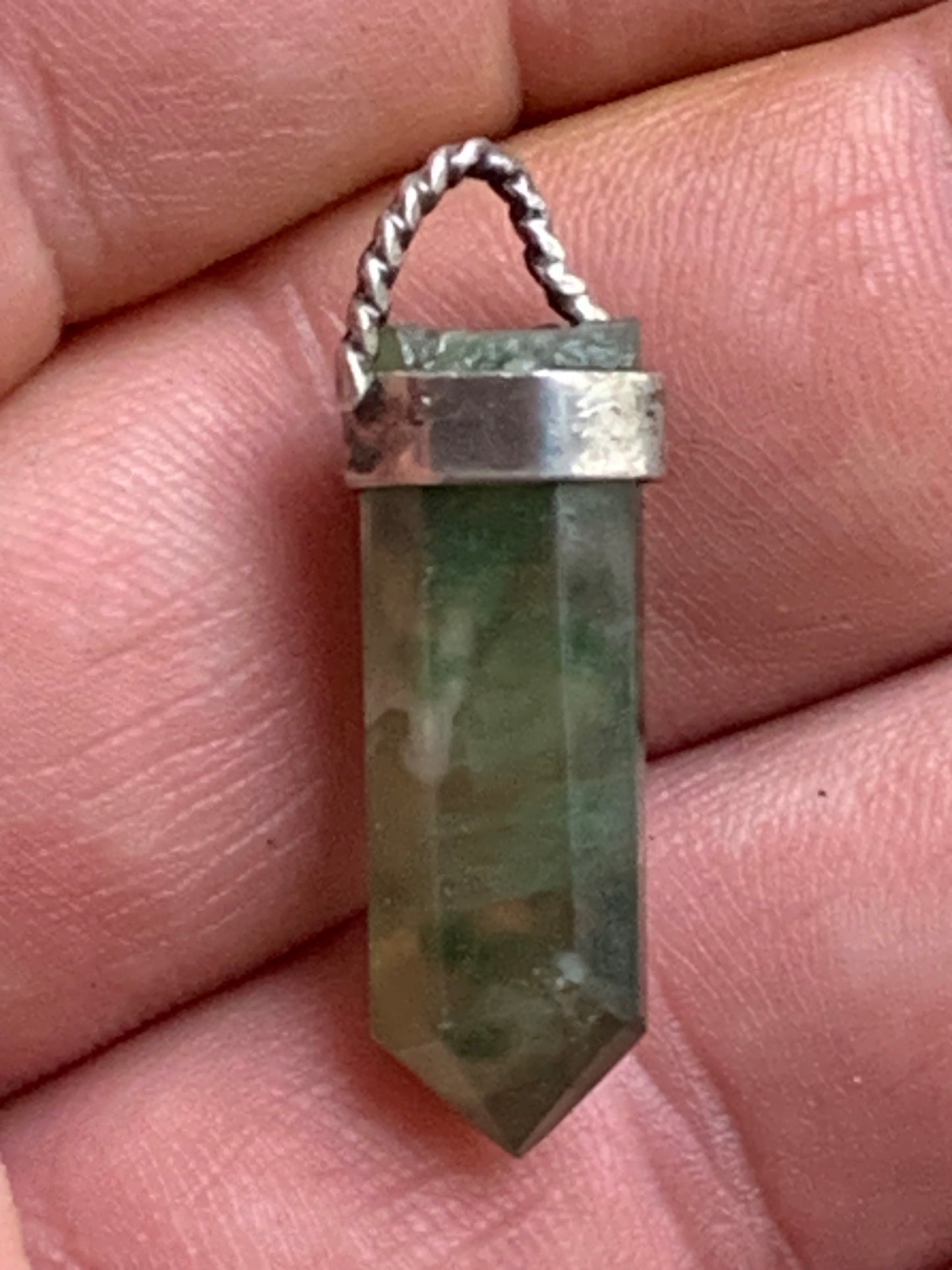 Jade ! Pendentif unique en Argent d'une pierre rare, 32 mm de hauteur x 6 de largeur x 5 d'épaisseur. Vendu avec cordon réglable de couleur noire. Fait par Gen & Zen !