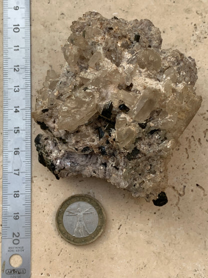 Tourmaline verte/ Verdélite sur cristal de quartz, spécimen naturel de 80 x 62 x 60 mm - 267 grammes environ. D’innombrables cristaux sur macle !