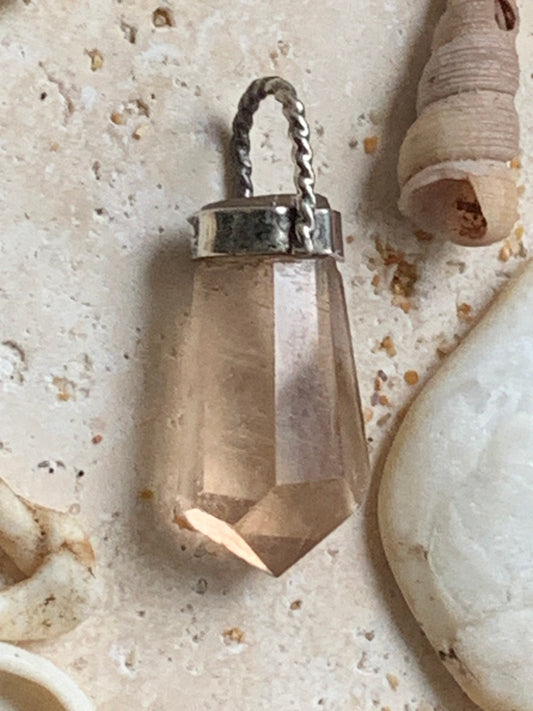 Cristal de quartz topaze ! Pendentif unique en Argent d'une pierre rare, 30 mm de hauteur x 14 de largeur x 9 d'épaisseur. Vendu avec cordon réglable de couleur noire. Fait par Gen & Zen, discrète par sa taille, mais puissante par sa présence !