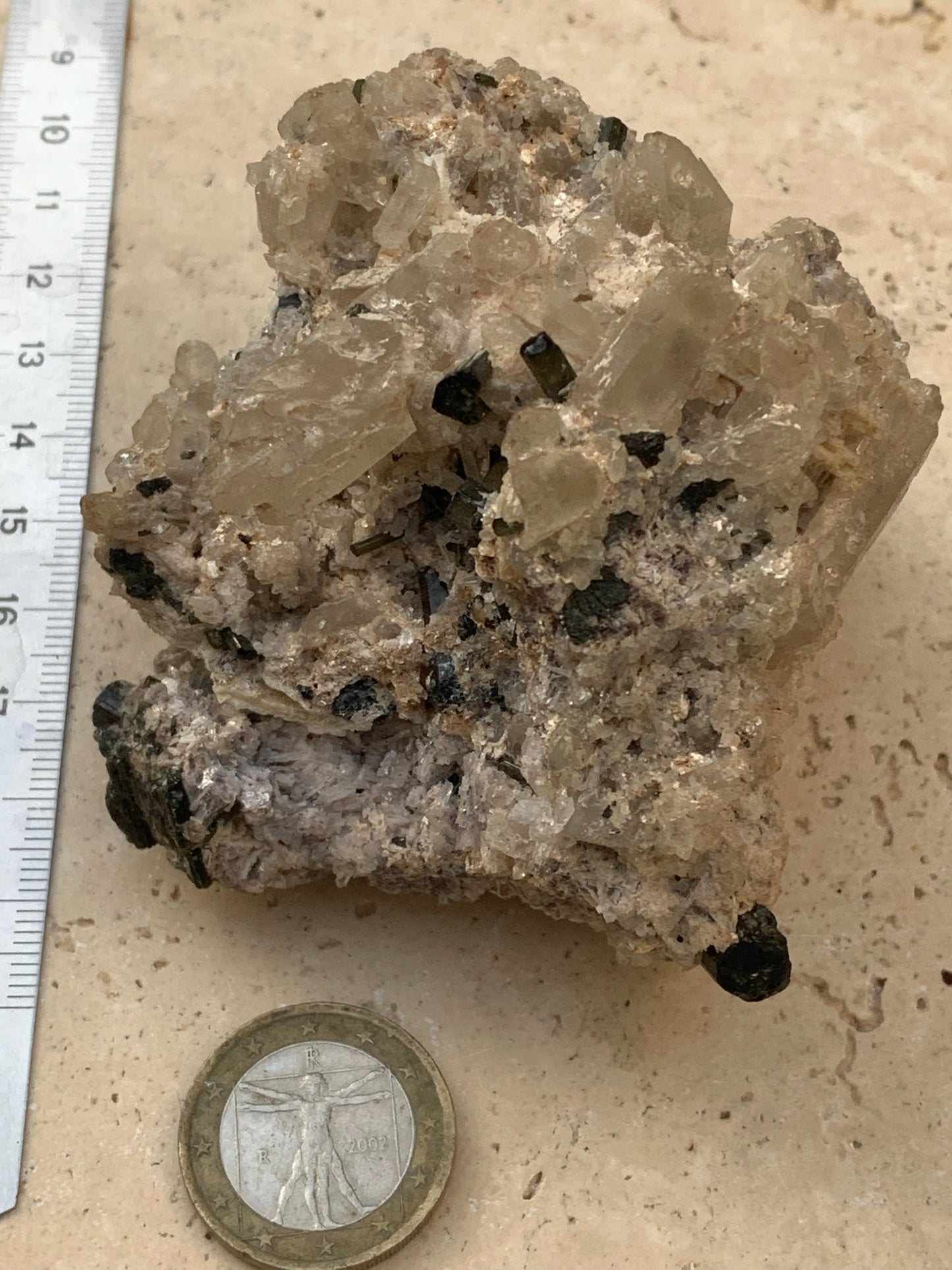 Tourmaline verte/ Verdélite sur cristal de quartz, spécimen naturel de 80 x 62 x 60 mm - 267 grammes environ. D’innombrables cristaux sur macle !