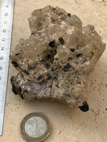 Tourmaline verte/ Verdélite sur cristal de quartz, spécimen naturel de 80 x 62 x 60 mm - 267 grammes environ. D’innombrables cristaux sur macle !