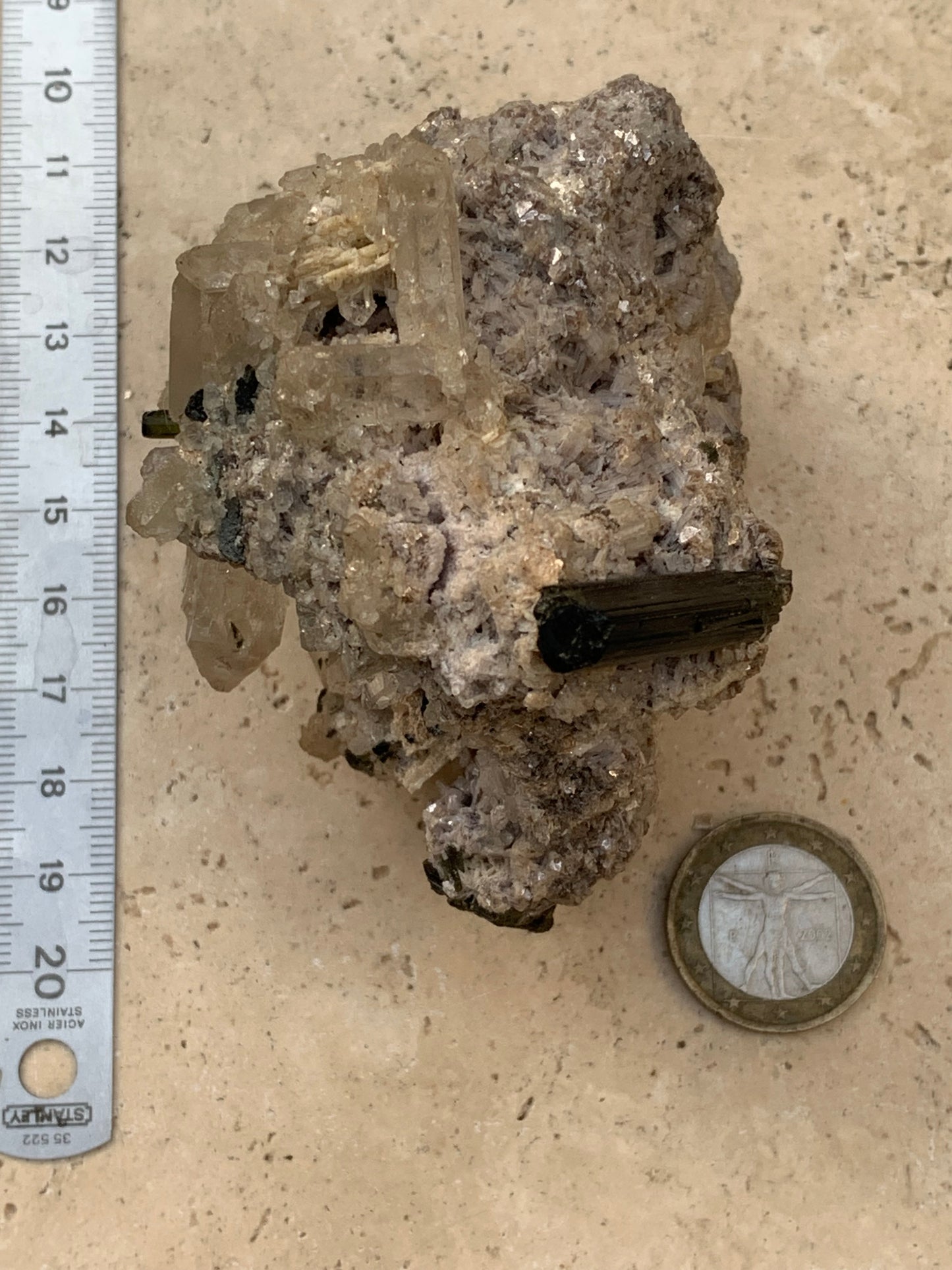 Tourmaline verte/ Verdélite sur cristal de quartz, spécimen naturel de 80 x 62 x 60 mm - 267 grammes environ. D’innombrables cristaux sur macle !