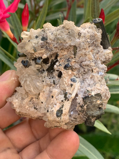 Tourmaline verte/ Verdélite sur cristal de quartz, spécimen naturel de 80 x 62 x 60 mm - 267 grammes environ. D’innombrables cristaux sur macle !