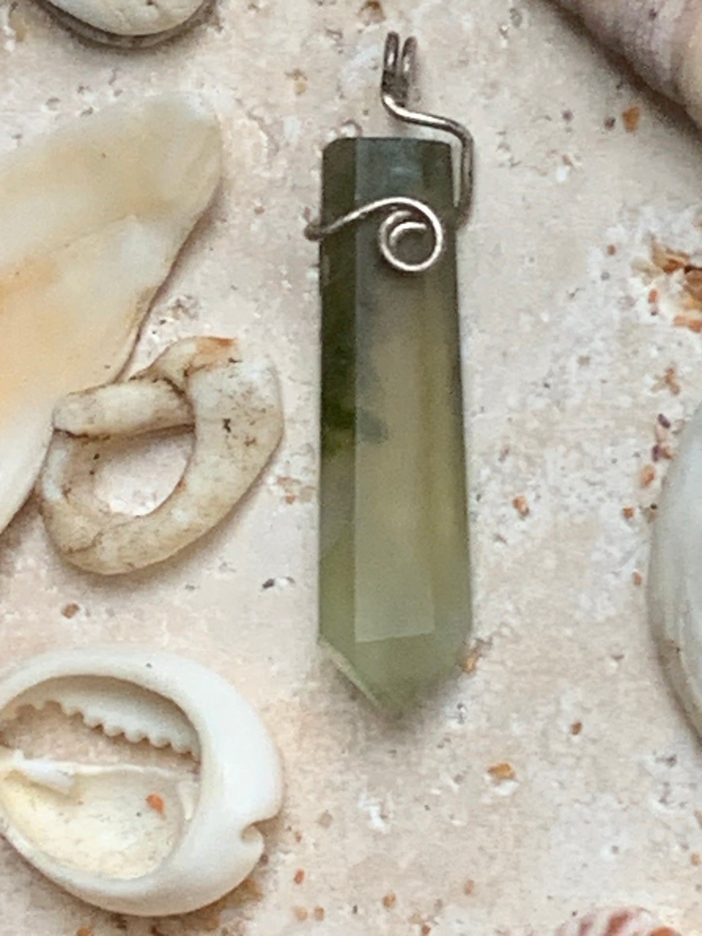 Jade ! Pendentif unique en Argent d'une pierre rare, 32 mm de hauteur x 6 de largeur x 5 d'épaisseur. Vendu avec cordon réglable de couleur noire. Fait par Gen & Zen !